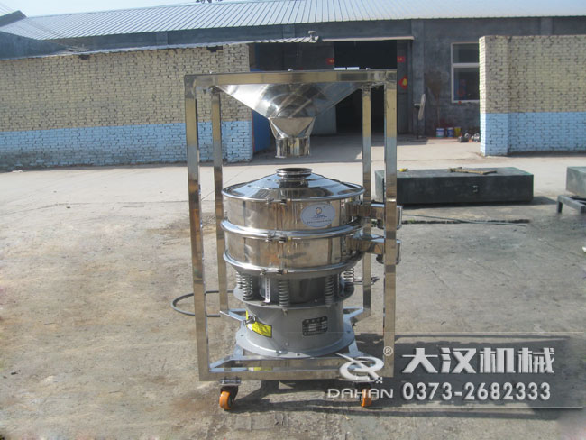 移動(dòng)料倉(cāng)振動(dòng)篩分機(jī) 移動(dòng)料倉(cāng)振動(dòng)篩分機(jī)