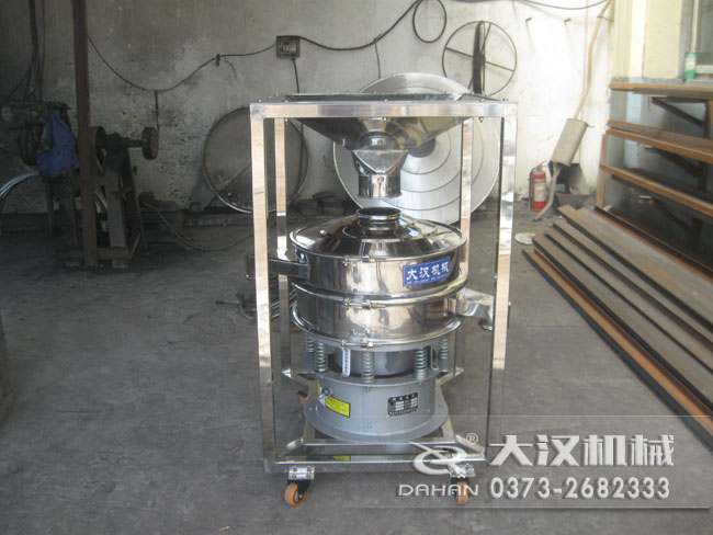 移動(dòng)式料倉(cāng)振動(dòng)篩分機(jī) 移動(dòng)式料倉(cāng)振動(dòng)篩分機(jī)